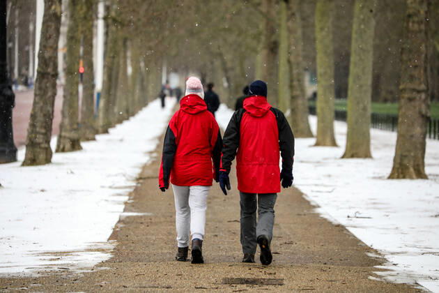 February 9, 2021, London, United Kingdom: People walk along a snow covered St James Park..London has been experiencing snow as the Storm Darcy hits the city. London United Kingdom - ZUMAs197 20210209_zaa_s197_247 Copyright: xBrettxCovex