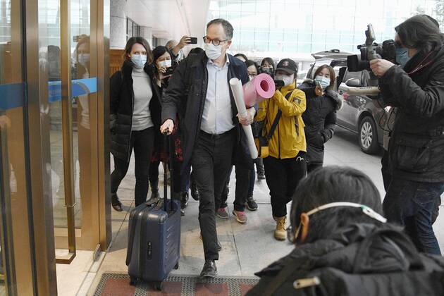 News Bilder des Tages WHO team s departure after Wuhan mission Peter Ben Embarek (C), a member of the World Health Organization s team tasked with investigating the origins of the coronavirus pandemic, arrives at Wuhan s airport in China on Feb. 10, 2021, at the end of the WHO mission. 