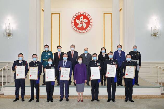 (210210) -- HONG KONG, Feb. 10, 2021 () -- Carrie Lam, chief executive of the Hong Kong Special Administrative Region (HKSAR), commends seven serving and retired senior police officers in Hong Kong, south China, Feb. 10, 2021. Carrie Lam on Wednesday presented the Chief Executive s Commendation for Government Public Service to seven serving and retired senior police officers for their significant contributions to safeguarding national security. () CHINA-HONG KONG-COMMENDATION-POLICE OFFICERS (CN) Xinhua