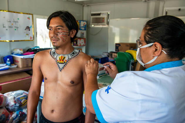 News Bilder des Tages COVID-19 vaccination indigenous, Rio de Janeiro, Brazil - 10 Feb 2021 Guarani Mbya, indigenous people who live in the village of Mata Verde Bonita, in the city of Marica, metropolitan region of Rio de Janeiro, during COVID 19 vaccination on February 10, 2021. Rio de Janeiro Brazil 6058_230217 Copyright: xChicoxFerreira PentaxPressx