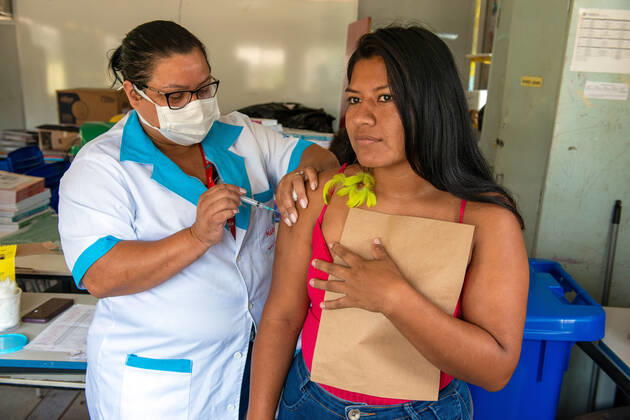 COVID-19 vaccination indigenous, Rio de Janeiro, Brazil - 10 Feb 2021 Guarani Mbya, indigenous people who live in the village of Mata Verde Bonita, in the city of Marica, metropolitan region of Rio de Janeiro, during COVID 19 vaccination on February 10, 2021. Rio de Janeiro Brazil 6058_230218 Copyright: xChicoxFerreira PentaxPressx
