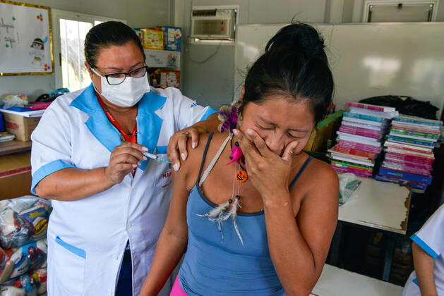 COVID-19 vaccination indigenous, Rio de Janeiro, Brazil - 10 Feb 2021 Guarani Mbya, indigenous people who live in the village of Mata Verde Bonita, in the city of Marica, metropolitan region of Rio de Janeiro, during COVID 19 vaccination on February 10, 2021. Rio de Janeiro Brazil 6058_230219 Copyright: xChicoxFerreira PentaxPressx