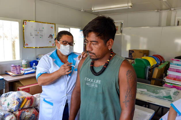 COVID-19 vaccination indigenous, Rio de Janeiro, Brazil - 10 Feb 2021 Guarani Mbya, indigenous people who live in the village of Mata Verde Bonita, in the city of Marica, metropolitan region of Rio de Janeiro, during COVID 19 vaccination on February 10, 2021. Rio de Janeiro Brazil 6058_230221 Copyright: xChicoxFerreira PentaxPressx