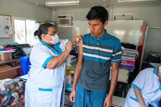 COVID-19 vaccination indigenous, Rio de Janeiro, Brazil - 10 Feb 2021 Guarani Mbya, indigenous people who live in the village of Mata Verde Bonita, in the city of Marica, metropolitan region of Rio de Janeiro, during COVID 19 vaccination on February 10, 2021. Rio de Janeiro Brazil 6058_230222 Copyright: xChicoxFerreira PentaxPressx