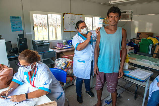 COVID-19 vaccination indigenous, Rio de Janeiro, Brazil - 10 Feb 2021 Guarani Mbya, indigenous people who live in the village of Mata Verde Bonita, in the city of Marica, metropolitan region of Rio de Janeiro, during COVID 19 vaccination on February 10, 2021. Rio de Janeiro Brazil 6058_230224 Copyright: xChicoxFerreira PentaxPressx
