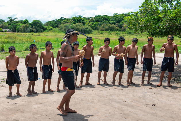 COVID-19 vaccination indigenous, Rio de Janeiro, Brazil - 10 Feb 2021 Guarani Mbya, indigenous people who live in the village of Mata Verde Bonita, in the city of Marica, metropolitan region of Rio de Janeiro, celebrating Covid vaccination in ritual dance of thanks to NHANDERU , the GuaraniÂ s supreme God on February 10, 2021. Rio de Janeiro Brazil 6058_230227 Copyright: xChicoxFerreira PentaxPressx
