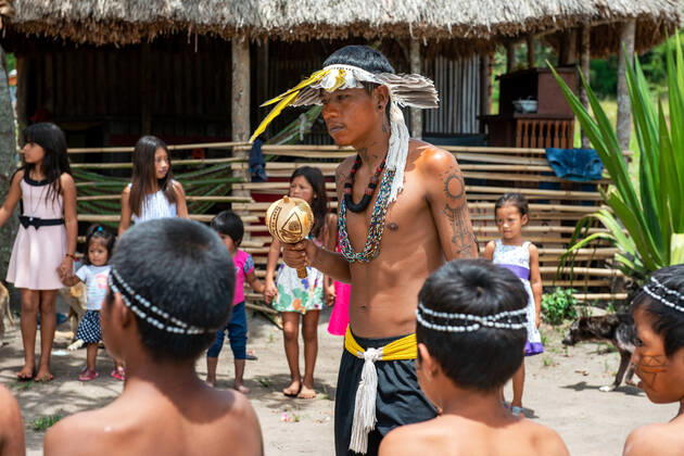 News Bilder des Tages COVID-19 vaccination indigenous, Rio de Janeiro, Brazil - 10 Feb 2021 Guarani Mbya, indigenous people who live in the village of Mata Verde Bonita, in the city of Marica, metropolitan region of Rio de Janeiro, celebrating Covid vaccination in ritual dance of thanks to NHANDERU , the GuaraniÂ s supreme God on February 10, 2021. Rio de Janeiro Brazil 6058_230228 Copyright: xChicoxFerreira PentaxPressx