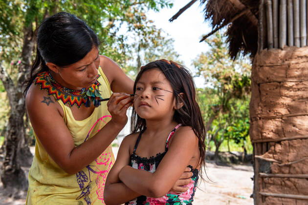 COVID-19 vaccination indigenous, Rio de Janeiro, Brazil - 10 Feb 2021 Woman Guarani Mbya, indigenous people who live in the village of Mata Verde Bonita, in the city of Marica, metropolitan region of Rio de Janeiro, doing body painting to celebrate Covid vaccination in ritual dance of thanks to NHANDERU , the GuaraniÂ s supreme God on February 10, 2021. Rio de Janeiro Brazil 6058_230234 Copyright: xChicoxFerreira PentaxPressx