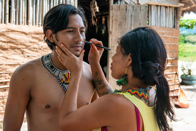 COVID-19 vaccination indigenous, Rio de Janeiro, Brazil - 10 Feb 2021 Woman Guarani Mbya, indigenous people who live in the village of Mata Verde Bonita, in the city of Marica, metropolitan region of Rio de Janeiro, doing body painting to celebrate Covid vaccination in ritual dance of thanks to NHANDERU , the GuaraniÂ s supreme God on February 10, 2021. Rio de Janeiro Brazil 6058_230235 Copyright: xChicoxFerreira PentaxPressx