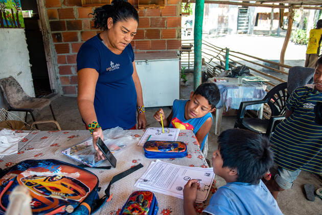 COVID-19 vaccination indigenous, Rio de Janeiro, Brazil - 10 Feb 2021 Guaranis Mbya children, indigenous people who live in the village of Mata Verde Bonita, in the city of Marica, metropolitan region of Rio de Janeiro homeschooling with video lessons on the cel phone on February 10, 2021. Rio de Janeiro Brazil 6058_230236 Copyright: xChicoxFerreira PentaxPressx