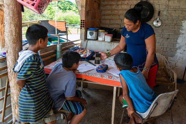 COVID-19 vaccination indigenous, Rio de Janeiro, Brazil - 10 Feb 2021 Guaranis Mbya children, indigenous people who live in the village of Mata Verde Bonita, in the city of Marica, metropolitan region of Rio de Janeiro homeschooling with video lessons on the cel phone on February 10, 2021. Rio de Janeiro Brazil 6058_230238 Copyright: xChicoxFerreira PentaxPressx