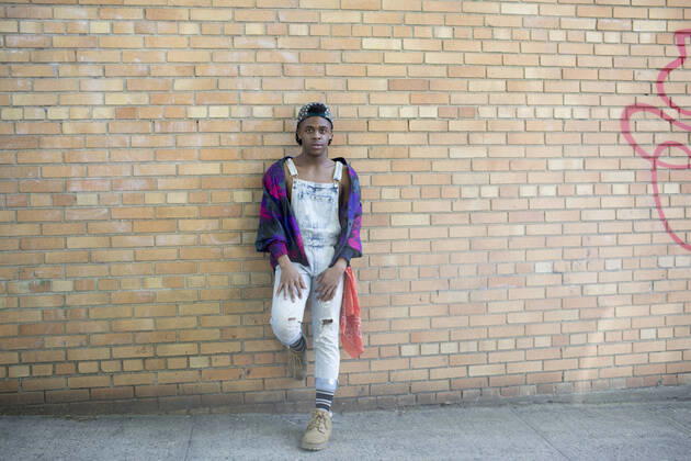 IMAGO Creative: Pride Month 2022, Engagement der Jugendlichen Young man in denim overalls posing on a brick wall model release HEX17017_TP_3216 Copyright: xTOBIASxPRASSEx