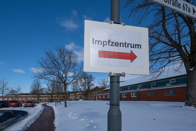 Schild Wegweiser zum Impfzentrum in Verden (Aller) 10.02.2021 Verden (Aller), Wegweiser im Februar zum Impfzentrum Verden Verden, Landkreis Niedersachsen Deutschland