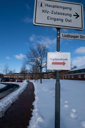 Schild Wegweiser zum Impfzentrum in Verden (Aller) 10.02.2021 Verden (Aller), Wegweiser im Februar zum Impfzentrum Verden Verden, Landkreis Niedersachsen Deutschland