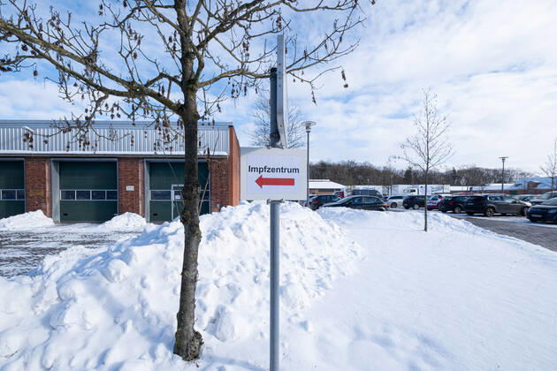 Schild Wegweiser zum Impfzentrum in Verden (Aller) 10.02.2021 Verden (Aller), Wegweiser im Februar zum Impfzentrum Verden Verden, Landkreis Niedersachsen Deutschland