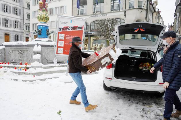 Foto Manuel Geisser 11.02.2021 Coronavirus Corona.Luzerner Fasnacht Schmutziger Donnerstag Veranstaltungsverbot. Bild: RIP Fasnacht 2021 .Mitarbeiter Luzerner Stadtreinigung entsorgen den Sarg