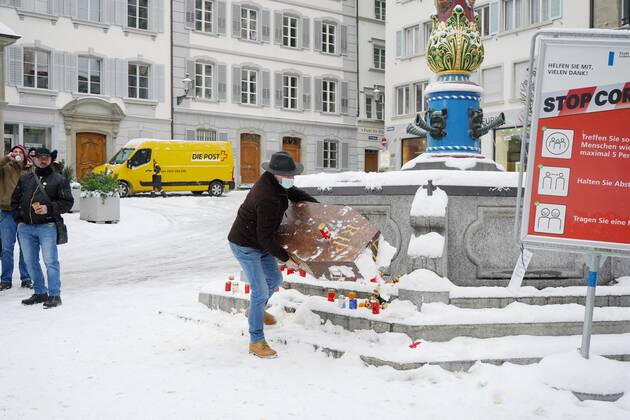 Foto Manuel Geisser 11.02.2021 Coronavirus Corona.Luzerner Fasnacht Schmutziger Donnerstag Veranstaltungsverbot. Bild: RIP Fasnacht 2021 .Mitarbeiter Luzerner Stadtreinigung entsorgen den Sarg