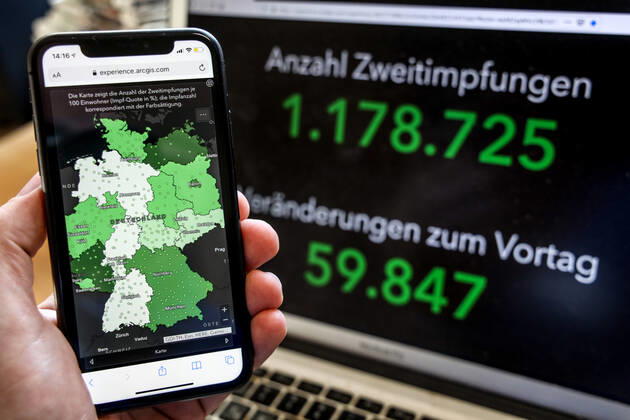 Coronavirus in Deutschland - COVID-19 Impfungen -Dashboard 11.02.2021: Esri Deutschland GmbH auf Basis des Digitalen Impfquotenmonitoring zur COVID-19-Impfung des RKI - Anzahl Erstimpfungen: 2.490423 Veränderungen zum Vortag: 68.425 Anzahl Zweitimpfungen: 1.178.725 Veränderungen zum Vortag: 59.847 Datenstand vom 11.02.2021.