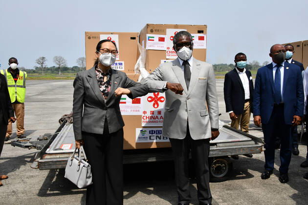 (210211) -- MALABO, Feb. 11, 2021 -- Teodoro Nguema Obiang Mangue (R, front), vice president of Equatorial Guinea, and Chinese Ambassador to Equatorial Guinea Qi Mei attend a handover ceremony for COVID-19 vaccines in Malabo, Equatorial Guinea, Feb. 10, 2021. A batch of China-donated Sinopharm COVID-19 vaccines arrived in Malabo, capital of Equatorial Guinea, on Wednesday. (Photo by Xinhua) EQUATORIAL GUINEA-MALABO-COVID-19-SINOPHARM-VACCINE LixBoyuan