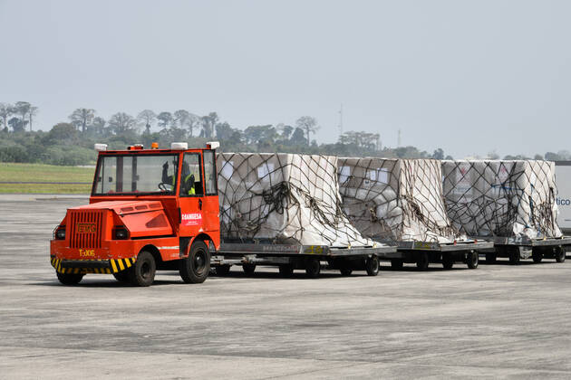(210211) -- MALABO, Feb. 11, 2021 -- Photo taken on Feb. 10, 2021 shows Sinopharm COVID-19 vaccines are transported in Malabo, Equatorial Guinea. A batch of China-donated Sinopharm COVID-19 vaccines arrived in Malabo, capital of Equatorial Guinea, on Wednesday. (Photo by Xinhua) EQUATORIAL GUINEA-MALABO-COVID-19-SINOPHARM-VACCINE LixBoyuan 