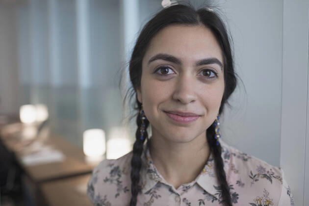 Young woman working in office looking at camera. model release HEX17003_TP_0577 Copyright: xTOBIASxPRASSEx