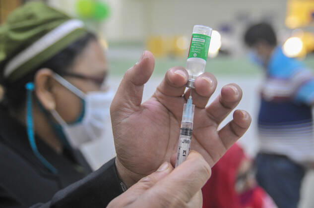 February 11, 2021: Medical staff prepares a syringe with a dose of the Oxford-AstraZeneca vaccine by the Serum Institute of India at the first day of vaccination campaign at Osmani Medical College and Hospital- Vaccination Center , Sylhet, Bangladesh - ZUMAr143 20210211_zap_r143_016 Copyright: xMdxRafayatxHaquexKhanx