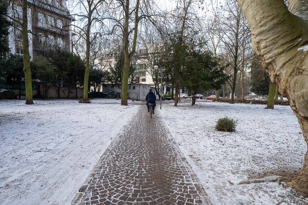Deutschland - Hessen - Frankfurt - 11.02.2021 Impressionen aus Frankfurt Lockdown Verlängerung Radfahrer auf einem verschneiten Weg in Frankfurt Impressionen aus Frankfurt