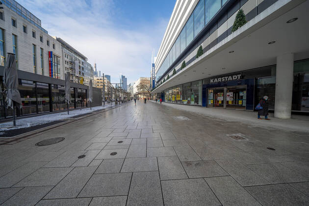 Deutschland - Hessen - Frankfurt - 11.02.2021 Impressionen aus Frankfurt Lockdown Verlängerung leere Fußgängerzone vorm Karstadt Impressionen aus Frankfurt