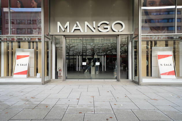 Deutschland - Hessen - Frankfurt - 11.02.2021 Impressionen aus Frankfurt Lockdown Verlängerung Mango ist ein multinationaler Modekonzern mit Stammsitz noerdlich von Barcelona, der sich dem Design, der Herstellung und dem Verkauf von Damen- und Herrenmode sowie Accessoires widmet. Mango hat geschlossen Impressionen aus Frankfurt