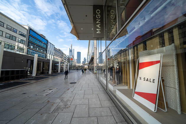Deutschland - Hessen - Frankfurt - 11.02.2021 Impressionen aus Frankfurt Lockdown Verlängerung Mango Logo und im Hintergrund die Skyline von Frankfurt - Sale % Werbung im Schaufenster Impressionen aus Frankfurt
