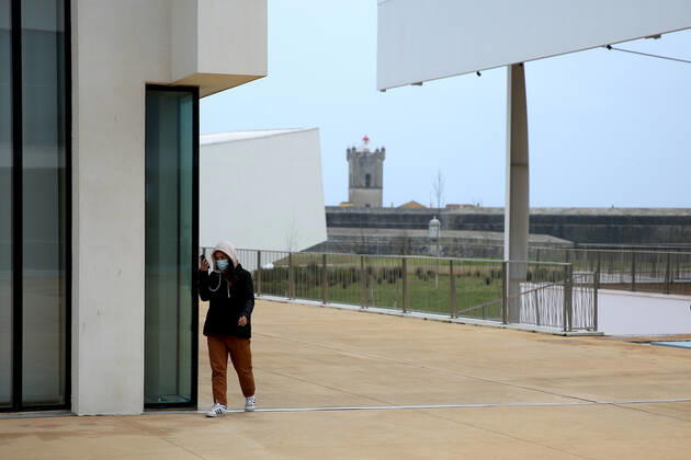 February 11, 2021, Lisbon, Portugal: A woman wearing a face mask walks by in Carcavelos, near Lisbon, Portugal on February 11, 2021. Portugal extended on Thursday a nationwide lockdown until at least March 1 to tackle its worst surge of COVID-19 infections since the pandemic began, but Prime Minister Antonio Costa warned the strict rules were likely to stay in place for longer. Lisbon Portugal - ZUMAf123 20210211_zap_f123_006 Copyright: xPedroxFiuzax