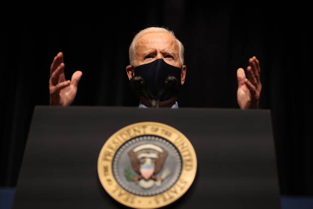 February 11, 2021, Bethesda, District of Columbia, USA: President Joe Biden talks to staff at the National Institutes of Health on Thursday, February 11, 2021 in Bethesda, Maryland Bethesda USA - ZUMAs152 20210211_zaa_s152_252 Copyright: xOliverxContrerasx