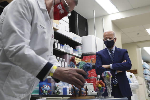 February 11, 2021, Bethesda, District of Columbia, USA: President Joe Biden visits the Viral Pathogenesis Laboratory at the National Institutes of Health, on Thursday, February 11, 2021 in Bethesda, Maryland Bethesda USA - ZUMAs152 20210211_zaa_s152_277 Copyright: xOliverxContrerasx