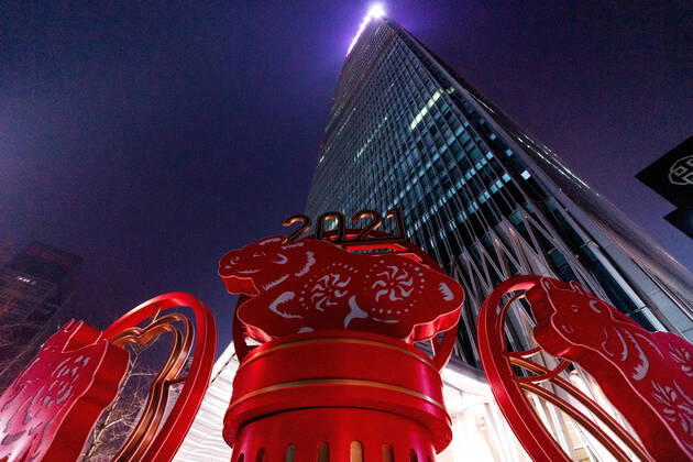 Bilder des Jahres 2021, News 02 Februar News Themen der Woche KW06 BEIJING, CHINA - FEBRUARY 11, 2021: Street decorations are pictured in Guomao Business District as China celebrates Chinese New Year 4719, the Year of the Ox. Artyom Ivanov TASS  TS0F6915
