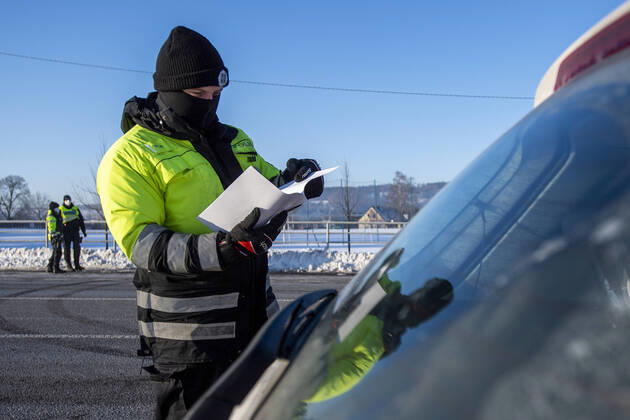 News Themen der Woche KW06 As of midnight, the Czech government restricted movement from Trutnov, Cheb and Sokolov districts and to them because of the fast spread of the COVID-19 infection. Pictured police control on the I 37 road near Kuks, Czech Republic, February 12, 2021. (CTKxPhoto DavidxTanecek) CTKPhotoP202102120316601  TAD 013
