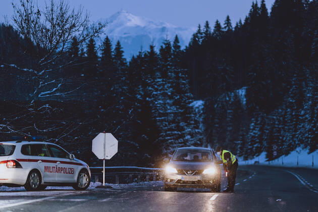 Jochberg 12.02.2021, Jochberg, AUT, Coronaviruskrise, Tirol, im Bild Soldaten kontrollieren Ausreisende. Seit Mitternacht wird bei der Ausreise aus Tirol kontrolliert, um die Weiterverbreitung der südafrikanischen Virusvariante B1.151 zu verhindern Soldiers check travellers at the Pass Thurn. Since midnight, there have been checks when leaving Tyrol to prevent the further spread of the South African virus mutation B1.151 , Jochberg, Austria on 2021 02 12.