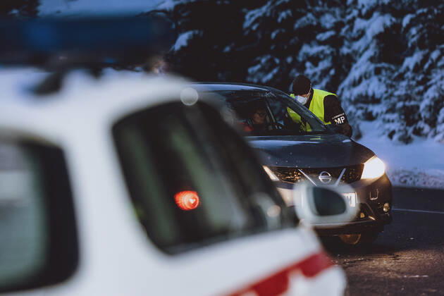 Jochberg 12.02.2021, Jochberg, AUT, Coronaviruskrise, Tirol, im Bild Soldaten kontrollieren Ausreisende. Seit Mitternacht wird bei der Ausreise aus Tirol kontrolliert, um die Weiterverbreitung der südafrikanischen Virusvariante B1.151 zu verhindern Soldiers check travellers at the Pass Thurn. Since midnight, there have been checks when leaving Tyrol to prevent the further spread of the South African virus mutation B1.151 , Jochberg, Austria on 2021 02 12.