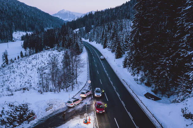 Jochberg 12.02.2021, Jochberg, AUT, Coronaviruskrise, Tirol, im Bild Kontrollstelle. Seit Mitternacht wird bei der Ausreise aus Tirol kontrolliert, um die Weiterverbreitung der südafrikanischen Virusvariante B1.151 zu verhindern Checkpoint at the Pass Thurn. Since midnight, there have been checks when leaving Tyrol to prevent the further spread of the South African virus mutation B1.151 , Jochberg, Austria on 2021 02 12.