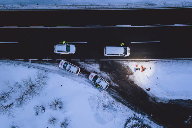 Jochberg 12.02.2021, Jochberg, AUT, Coronaviruskrise, Tirol, im Bild Kontrollstelle. Seit Mitternacht wird bei der Ausreise aus Tirol kontrolliert, um die Weiterverbreitung der südafrikanischen Virusvariante B1.151 zu verhindern Checkpoint at the Pass Thurn. Since midnight, there have been checks when leaving Tyrol to prevent the further spread of the South African virus mutation B1.151 , Jochberg, Austria on 2021 02 12.