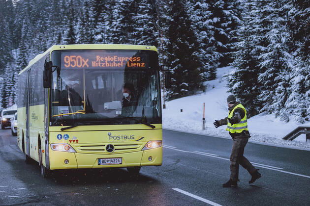 Jochberg 12.02.2021, Jochberg, AUT, Coronaviruskrise, Tirol, im Bild ein Soldat kontrolliert die Insassen eines Regio Express von Kitzbühel nach Lienz. Seit Mitternacht wird bei der Ausreise aus Tirol kontrolliert, um die Weiterverbreitung der südafrikanischen Virusvariante B1.151 zu verhindern A soldier checks the passengers of a Regio Express from Kitzbühel to Lienz at the Pass Thurn. Since midnight, there have been checks when leaving Tyrol to prevent the further spread of the South African virus mutation B1.151 , Jochberg, Austria on 2021 02 12.