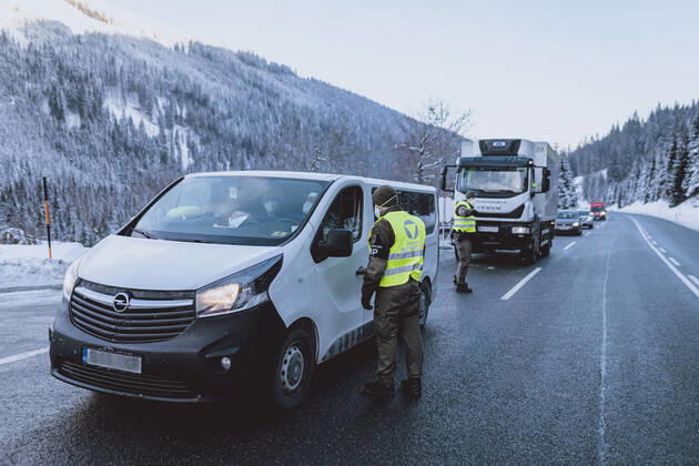 Jochberg 12.02.2021, Jochberg, AUT, Coronaviruskrise, Tirol, im Bild Soldaten des Bundesheeres bei der Ausreisekontrolle. Seit Mitternacht wird bei der Ausreise aus Tirol kontrolliert, um die Weiterverbreitung der südafrikanischen Virusvariante B1.151 zu verhindern Soldiers of the Austrian Army at the exit checkpoint at the Pass Thurn. Since midnight, there have been checks when leaving Tyrol to prevent the further spread of the South African virus mutation B1.151 , Jochberg, Austria on 2021 02 12.