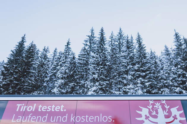 Jochberg 12.02.2021, Jochberg, AUT, Coronaviruskrise, Tirol, im Bild Aufschrift Tirol testet laufend und kostenlos am Testbus. Seit Mitternacht wird bei der Ausreise aus Tirol kontrolliert, um die Weiterverbreitung der südafrikanischen Virusvariante B1.151 zu verhindern Inscription Tirol tests continuously and free of charge on the test Coach at the Pass Thurn. Since midnight, there have been checks when leaving Tyrol to prevent the further spread of the South African virus mutation B1.151 , Jochberg, Austria on 2021 02 12.