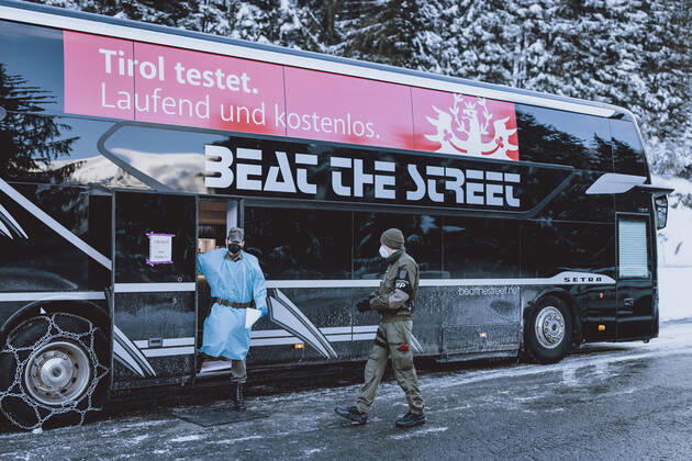 Jochberg 12.02.2021, Jochberg, AUT, Coronaviruskrise, Tirol, im Bild Soldaten des Coronavirus Testteams. Seit Mitternacht wird bei der Ausreise aus Tirol kontrolliert, um die Weiterverbreitung der südafrikanischen Virusvariante B1.151 zu verhindern Soldiers of Coronavirus Test Teams at the Pass Thurn. Since midnight, there have been checks when leaving Tyrol to prevent the further spread of the South African virus mutation B1.151 , Jochberg, Austria on 2021 02 12.