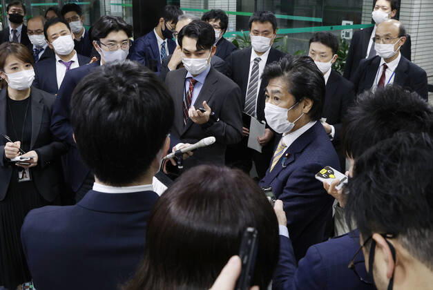 News Bilder des Tages Japan health ministry panel greenlights 1st COVID-19 vaccine Japanese health minister Norihisa Tamura (C, R) speaks to reporters in Tokyo on Feb. 12, 2021, after a panel of his ministry greenlit the coronavirus vaccine developed by Pfizer Inc. to become the first approved for use in Japan. 