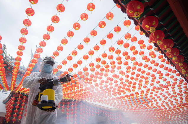 News Bilder des Tages February 12, 2021, Kuala Lumpur, Malaysia: A healthcare worker dressed in a protective suit sprays disinfectants at the Thean Hou Temple during the Lunar New Year. Kuala Lumpur Malaysia - ZUMAs197 20210212_zaa_s197_102 Copyright: xAnnicexLynx