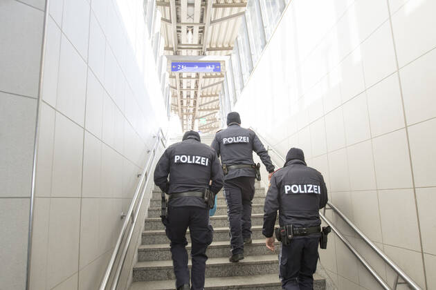 AUT, 2021-02-12; REPORTAGE - BEGINN DER COVID-GRENZKONTROLLE ZU DEUTSCHLAND : KONTROLLE DER POLIZEI AM BAHNHOF JENBACH UND IM RAILJET BIS NACH KUFSTEIN ;