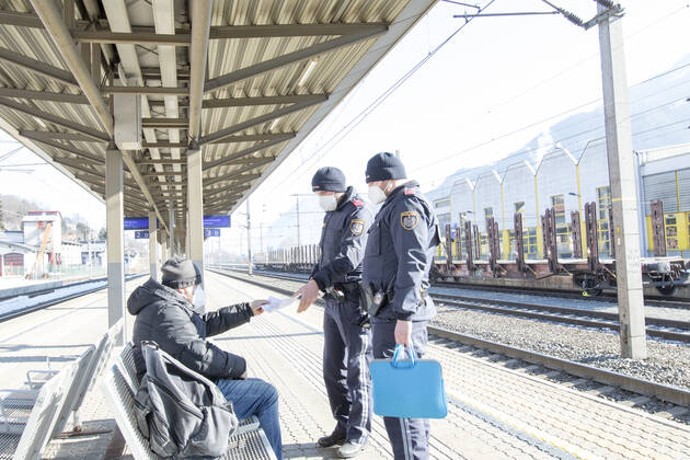 AUT, 2021-02-12; REPORTAGE - BEGINN DER COVID-GRENZKONTROLLE ZU DEUTSCHLAND : KONTROLLE DER POLIZEI AM BAHNHOF JENBACH UND IM RAILJET BIS NACH KUFSTEIN ;
