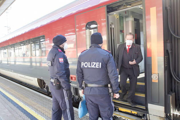 AUT, 2021-02-12; REPORTAGE - BEGINN DER COVID-GRENZKONTROLLE ZU DEUTSCHLAND : KONTROLLE DER POLIZEI AM BAHNHOF JENBACH UND IM RAILJET BIS NACH KUFSTEIN ;