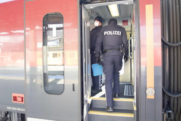 AUT, 2021-02-12; REPORTAGE - BEGINN DER COVID-GRENZKONTROLLE ZU DEUTSCHLAND : KONTROLLE DER POLIZEI AM BAHNHOF JENBACH UND IM RAILJET BIS NACH KUFSTEIN ;