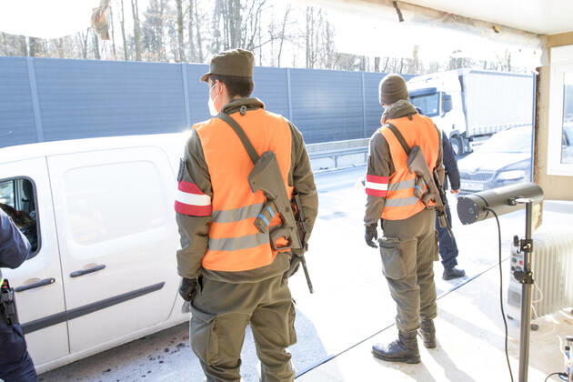 AUT, 2021-02-12; REPORTAGE - BEGINN DER COVID-GRENZKONTROLLE ZU DEUTSCHLAND : KONTROLLE AUTOBAHNGRENZE KUFSTEI-KIEFERSFELDEN RICHTUNG BAYERN ;
